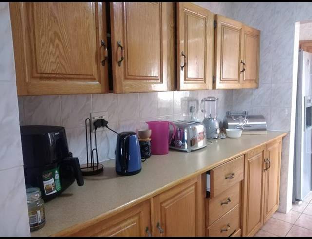 3 BEDROOM TOWNHOUSE FOR SALE IN ROOIHUISKRAAL NORTH